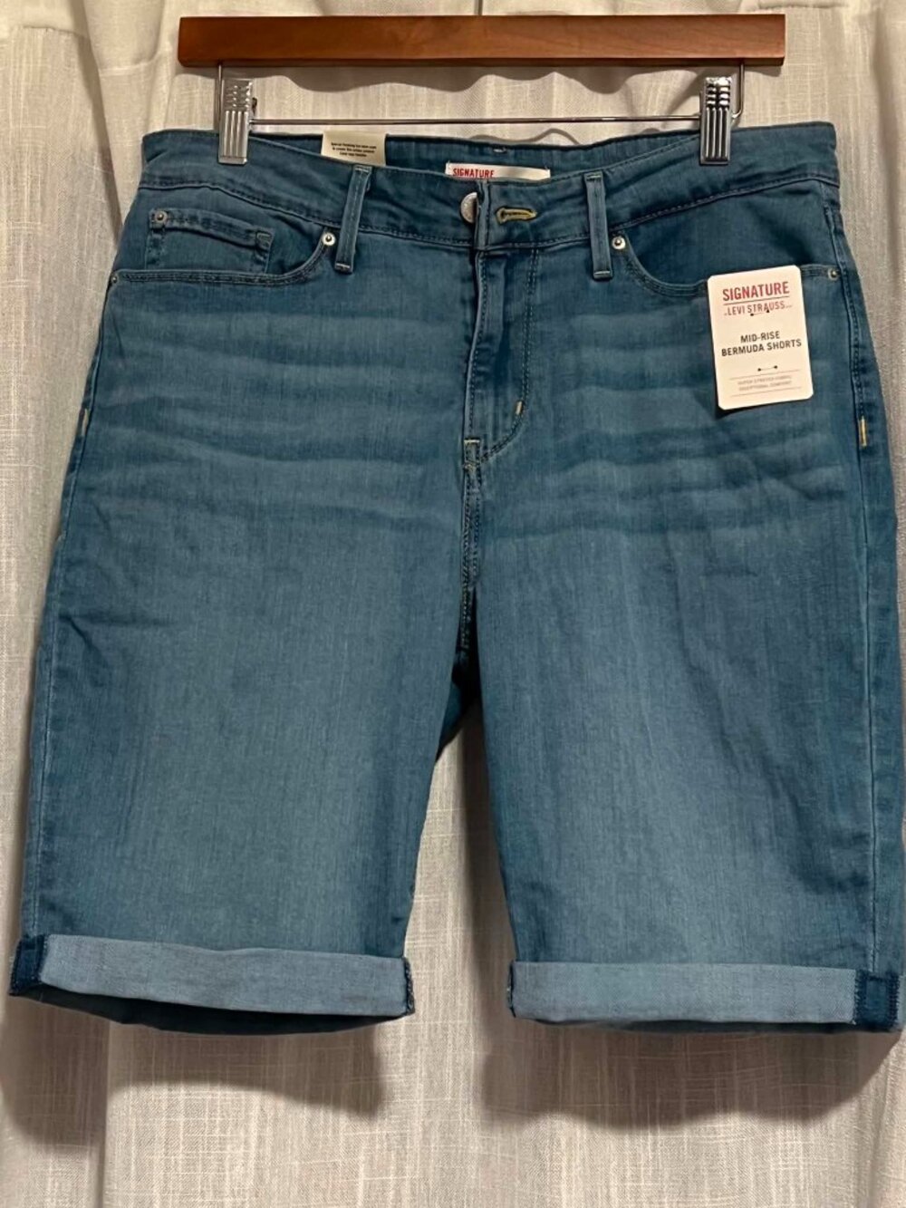Levi Signature Mid Rise Bermuda Shorts Blue Wash Size 12/W31